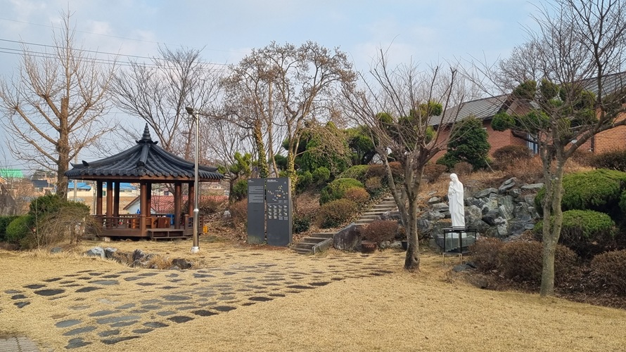 예산 삽교성당 성모동산 성모상 사진
