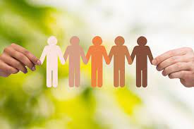 종이로 오린 사람인형이 손을 잡고 있다