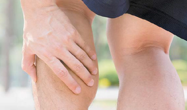 종아리-잡고있는-남성