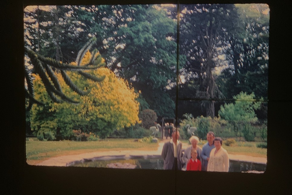 우측하단에 쏠려있는 피사체들. 구석으로 힘을 빼앗기고 배경이 가진 힘의 밀도가 커서 불편함을 느낄 수 있다.