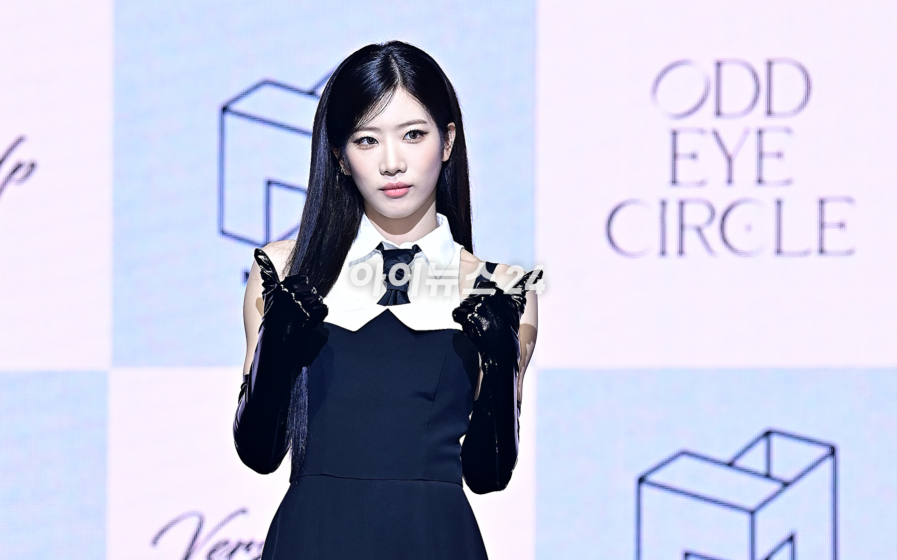 오드아이써클 김립이 12일 오후 서울 광진구 예스24 라이브홀에서 열린 미니앨범 &lsquo;버전 업&rsquo;(Version Up) 쇼케이스에서 포토타임을 갖고 있다. [사진=곽영래 기자]