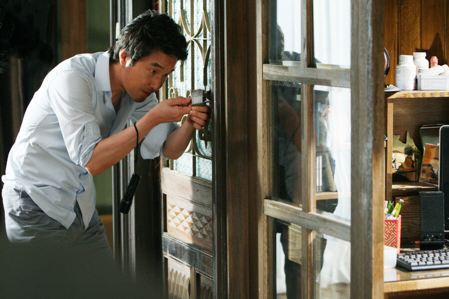 연주의 집 창고 자물쇠를 따고 있는 도둑 창인