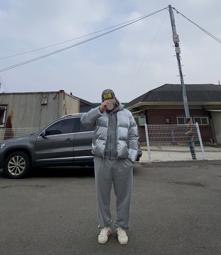 데일리룩('26.2.14.)블루썬플라워 SUN로고 카모볼캡, 무신사 무신사스탠다드 실버 숏패딩 숏점퍼, 토피 스웻 집업후드티, 토피 벌룬핏 와이드팬츠, 아디다스 슈퍼스타 82 레드