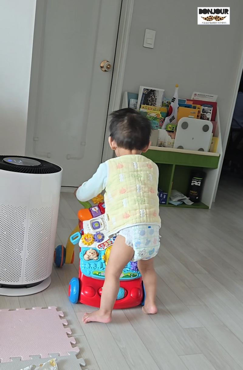17개월 아기 걸음마 연습 모습