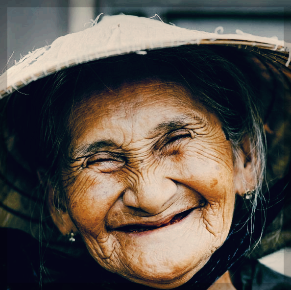 웃는 할머니 얼굴의 많은 주름