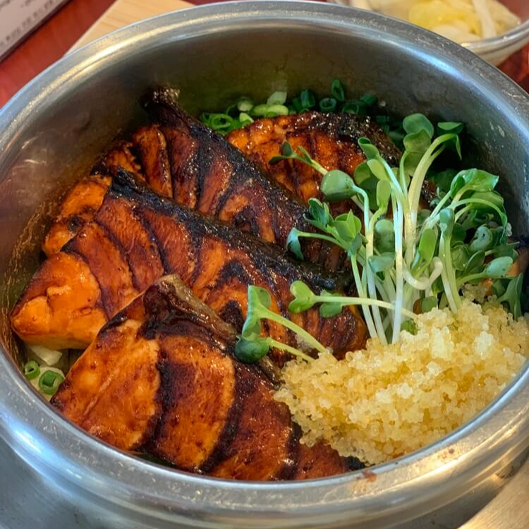 연어 솥밥 근접사진