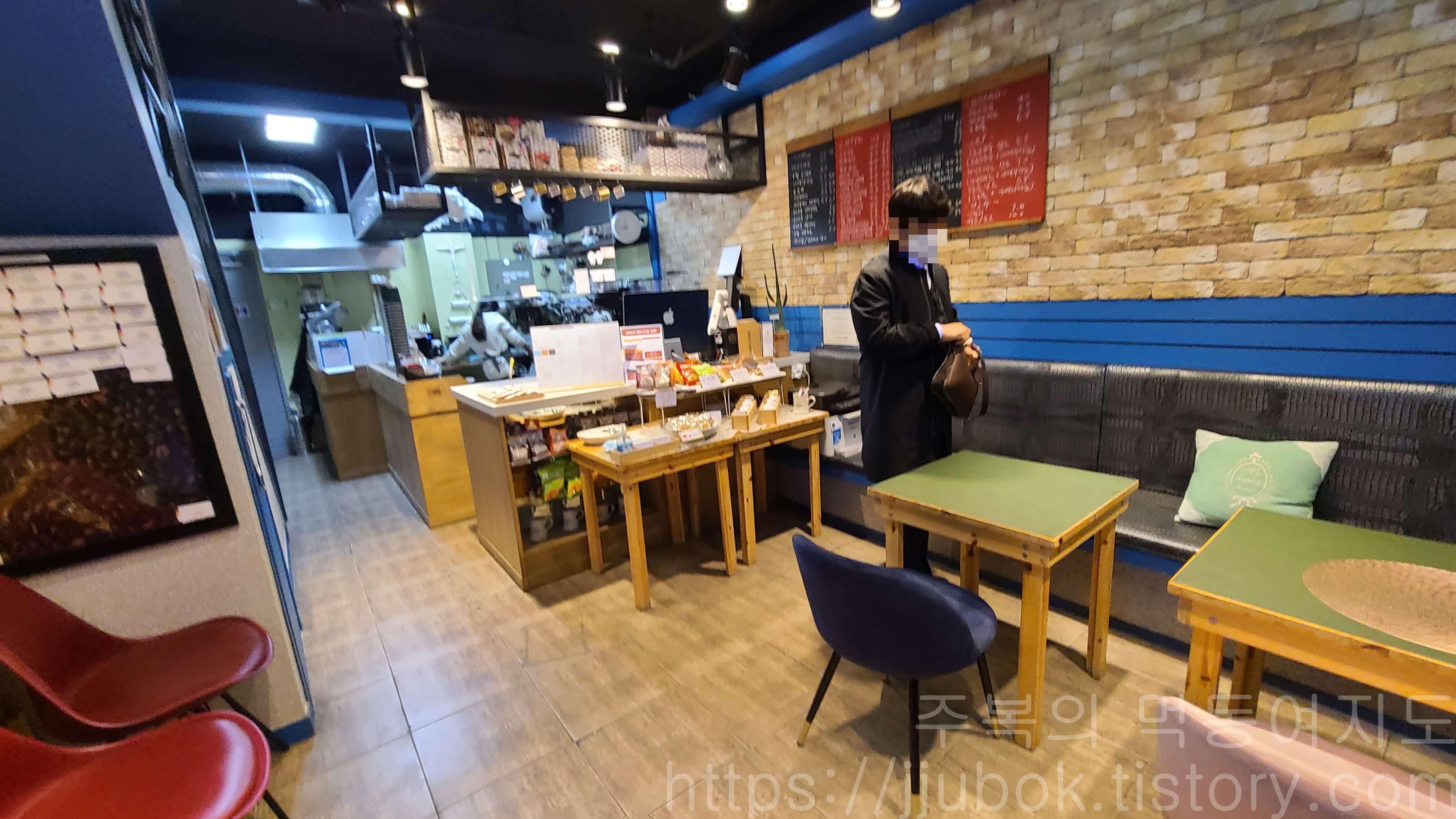 오멜-에클레시아-카페-1층