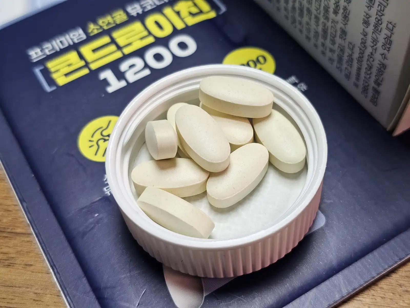 콘드로이친 1200 알약 근접확대 이미지