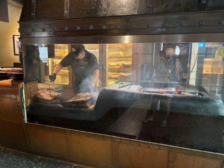 짚불 초벌구이하는 모습