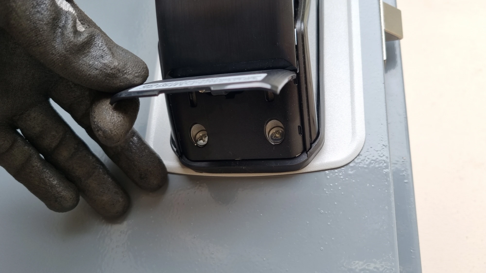 도어락 고정볼트 위치