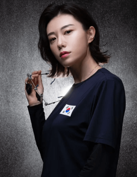 안경을-들고-있는-김예지-선수