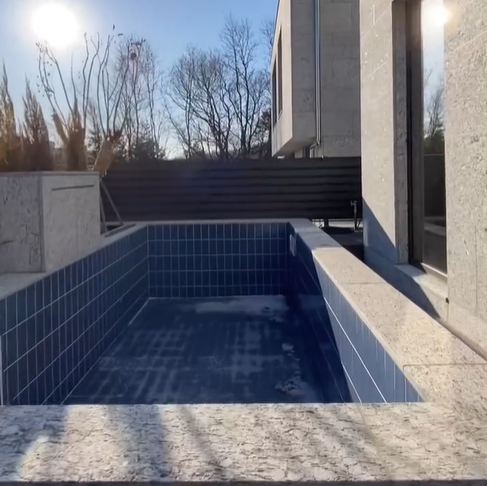 거실 밖에는 미니 수영장이 있어 여름에는 시원하게 즐길수 있다.