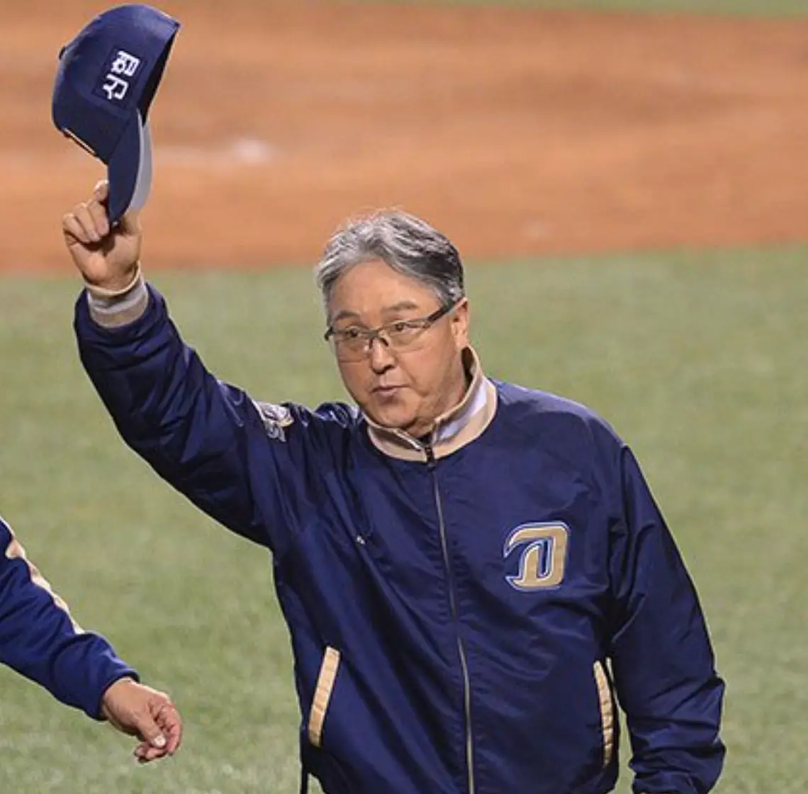 NC다이노스 파란 잠바를 입고 모자를 들고 인사하는 김경문 감독