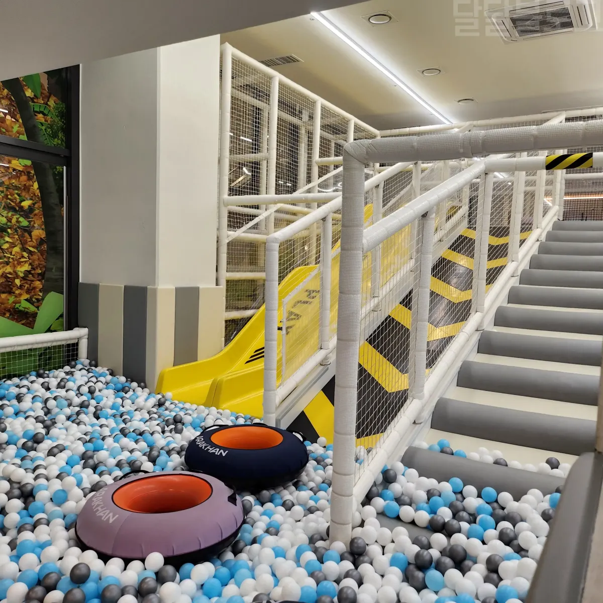 고고다이노-키즈카페-미끄럼틀