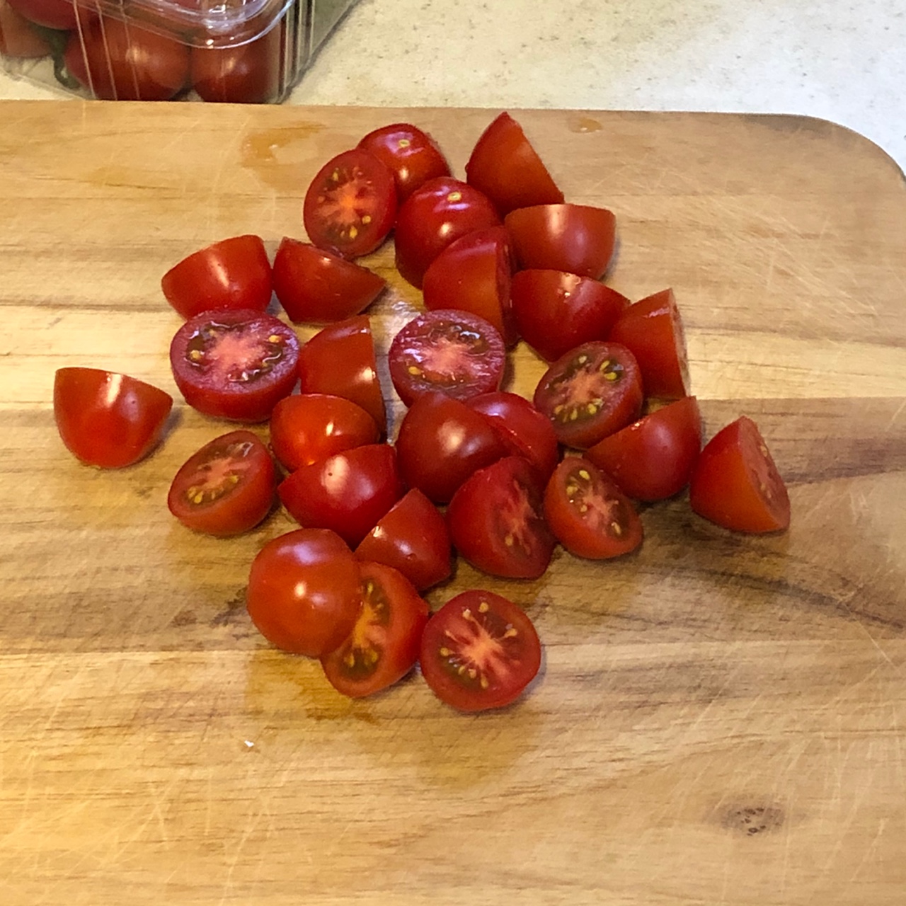 방울토마토-반으로-잘라-준비