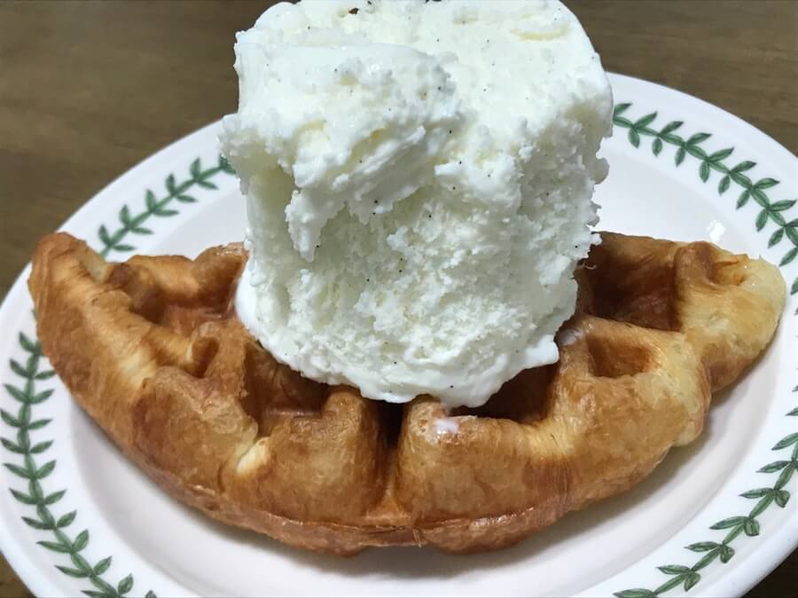 크로플과 아이스크림을 플레이팅한 사진