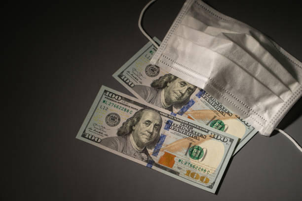 의료비와 실비보험 청구를 상징하는 돈과 마스크 이미지