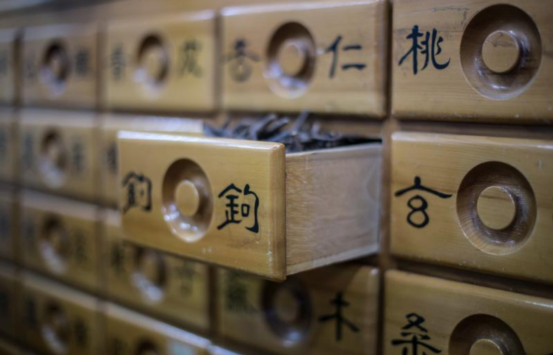 약재 서랍에서 하나가 열려있다.