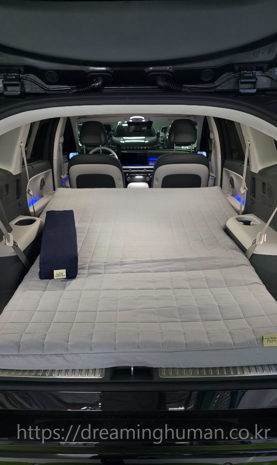 차박 매트 펼친 모습 – Unfolded car camping mat for comfortable sleep in car