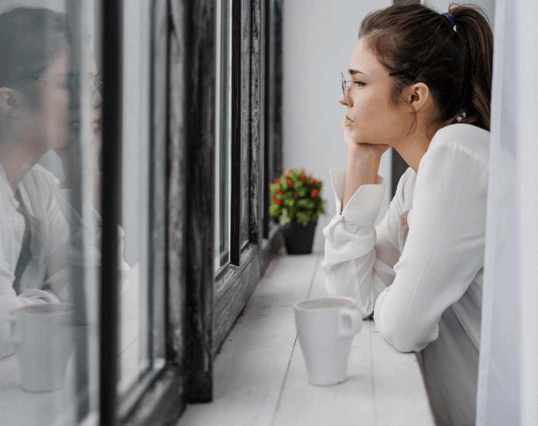 창가에서 생각을 정리하며 내면 비판을 멈추는 시간