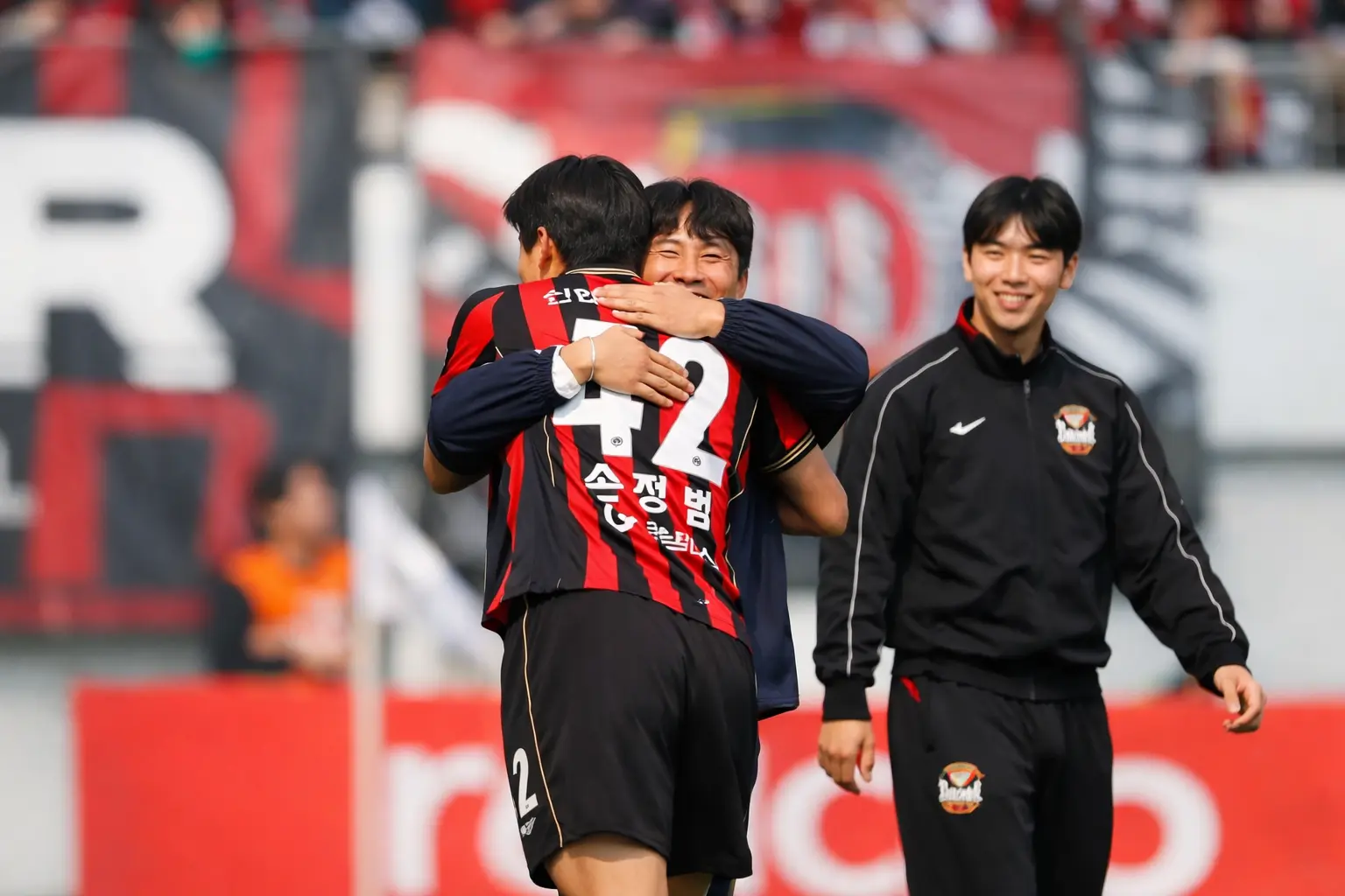 광주전에서 데뷔골을 넣고 감독님과 기뻐하는 서울 손정범