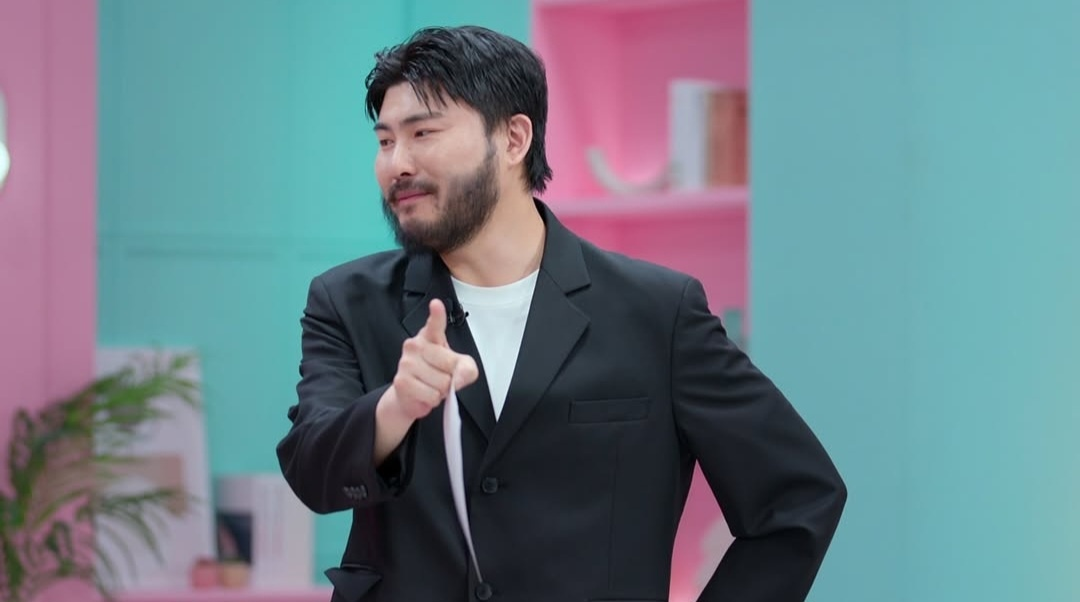 가수 카더가든님이 화면을 가리키는 모습