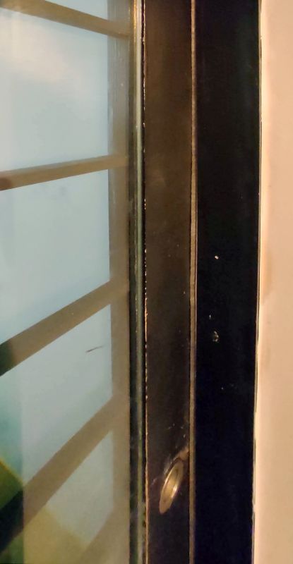 문이 닫히며 막아줌