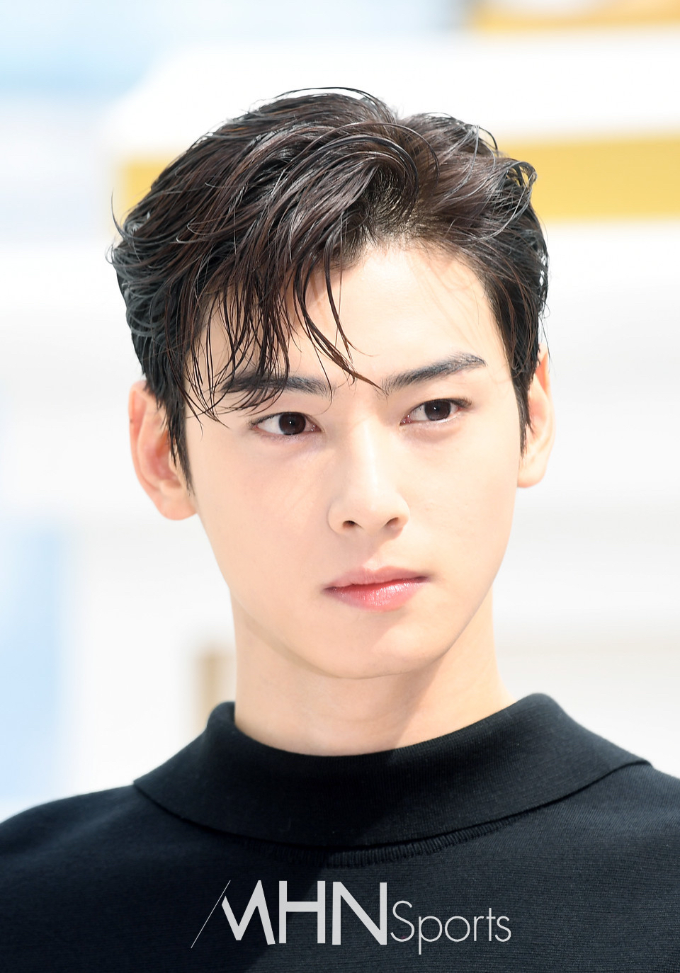 차은우, 블랙 톤 의상에 날카로운 눈빛