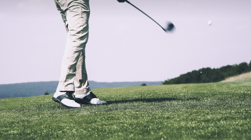 날아가는 골프공