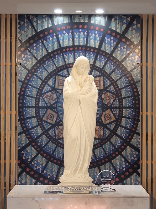 부산 서면성당 성모자상