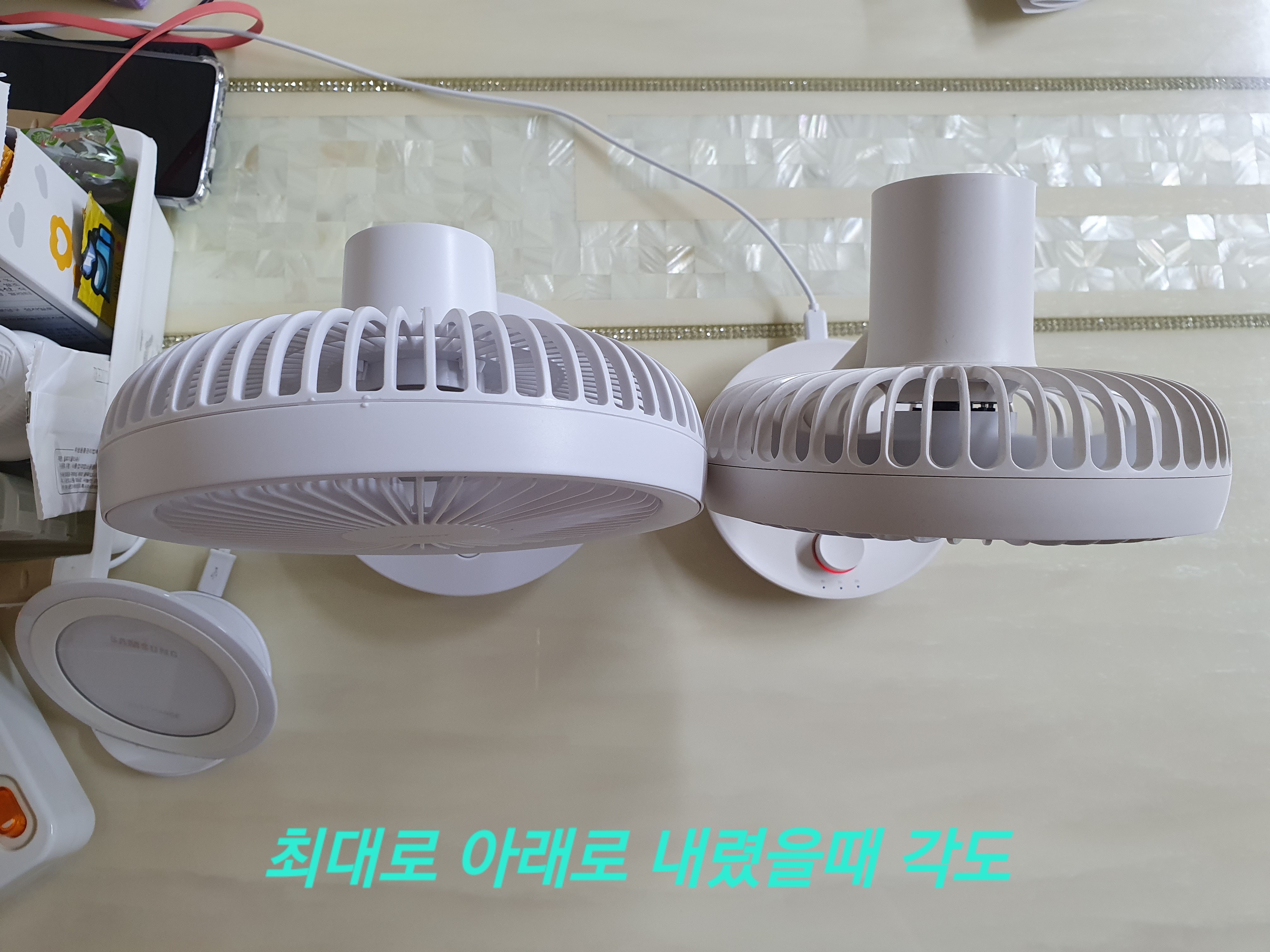 좌) 미로선풍기 아래로 내렸을때,, 우) 루메나 선풍기 아래로 내렸을때