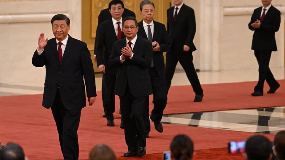 시진핑(習近平) 중국 국가주석이 2022년 10월 23일 베이징 인민대회당에서 중국 최고 의사결정기구인 중국 공산당 새정치국 상무위원들과 함께 걷고 있다.