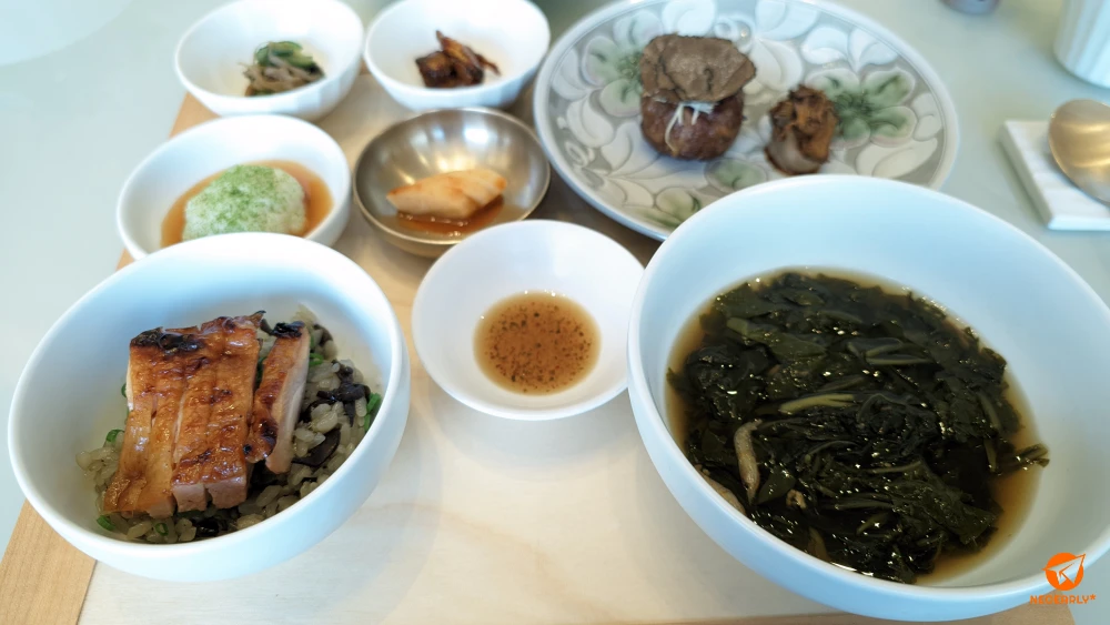 본 식사인 갈비찜구이와 능이버섯 닭고기솥밥, 아욱토장국
