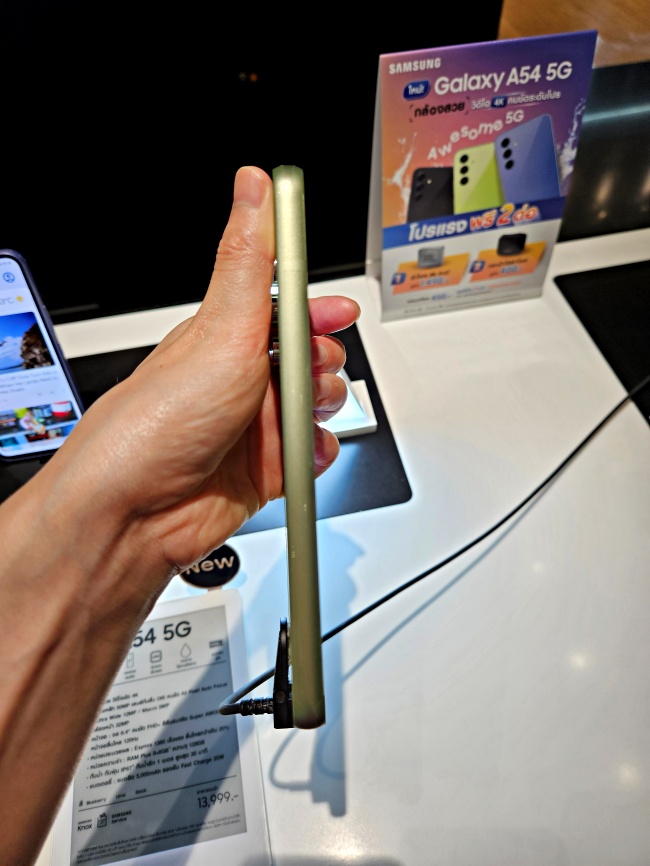 갤럭시A54의 옆면입니다.