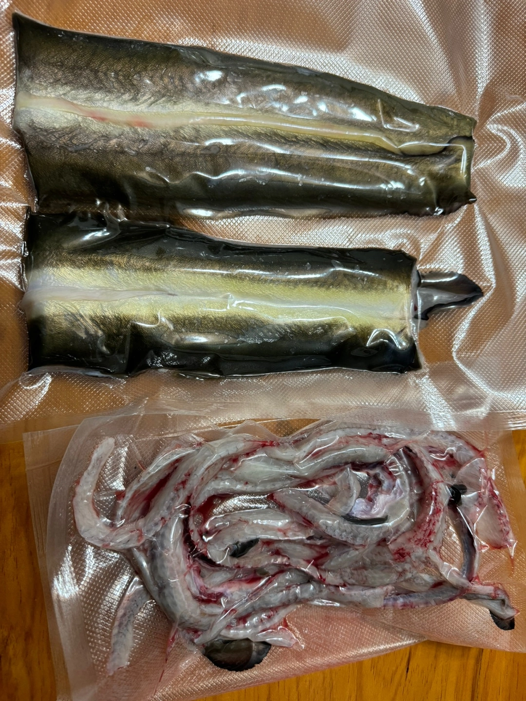 자연산 민물장어 가격이 너무 좋아요~ 자연산 장어는 자주 접하지 못하는 거 같은데 큰 이유가 아무래도 비싼 가격이 아닐까 행각해요~ 그런데 이게 웬걸 가격이 너무 좋았고 맛이 얼마나 쫀득거리는지 안 먹어본 사람은 절대 모르는 그 식감이 있어요. 그럼 민물장어와 바다 장어 차이와 왜 민물장어가 비싼지도 궁금하겠지요? 내 돈 내산후기!