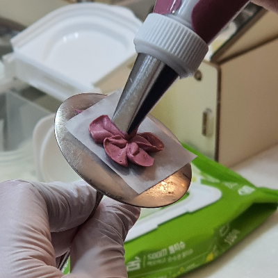 추가 옵션이 적용된 고퀄리티 레터링 케이크 작업