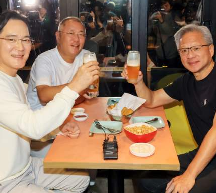젠슨 황 프로필(국적&amp;#44;가족&amp;#44;학력)&amp;#44; 재산 및 영향력&amp;#44; APEC방한목적 및 최근행보