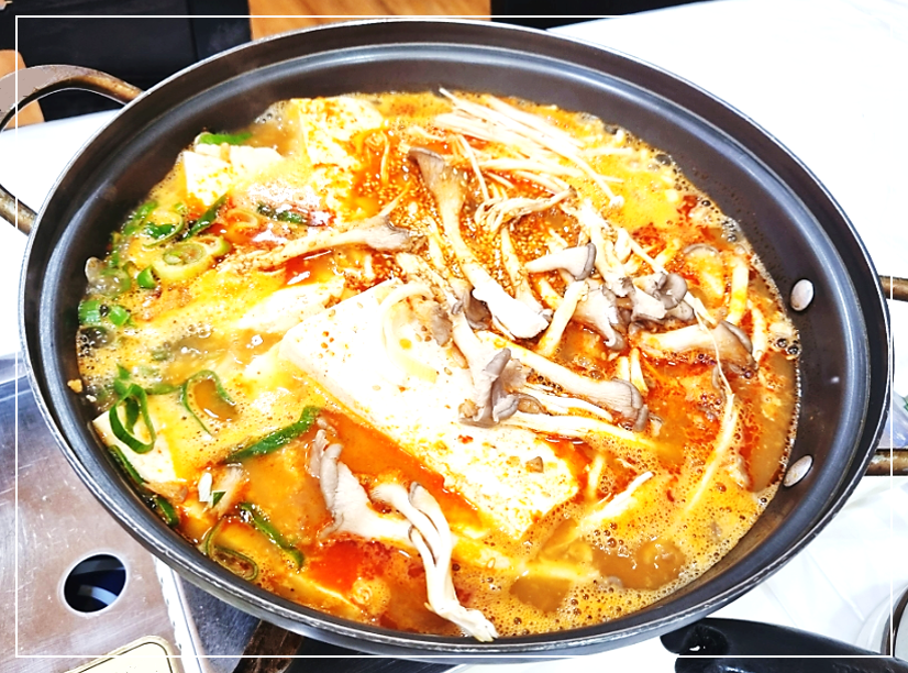 두부와 버섯, 각종 채소와 함게 끓여지고 있는 홍천 신토불이의 두부전골