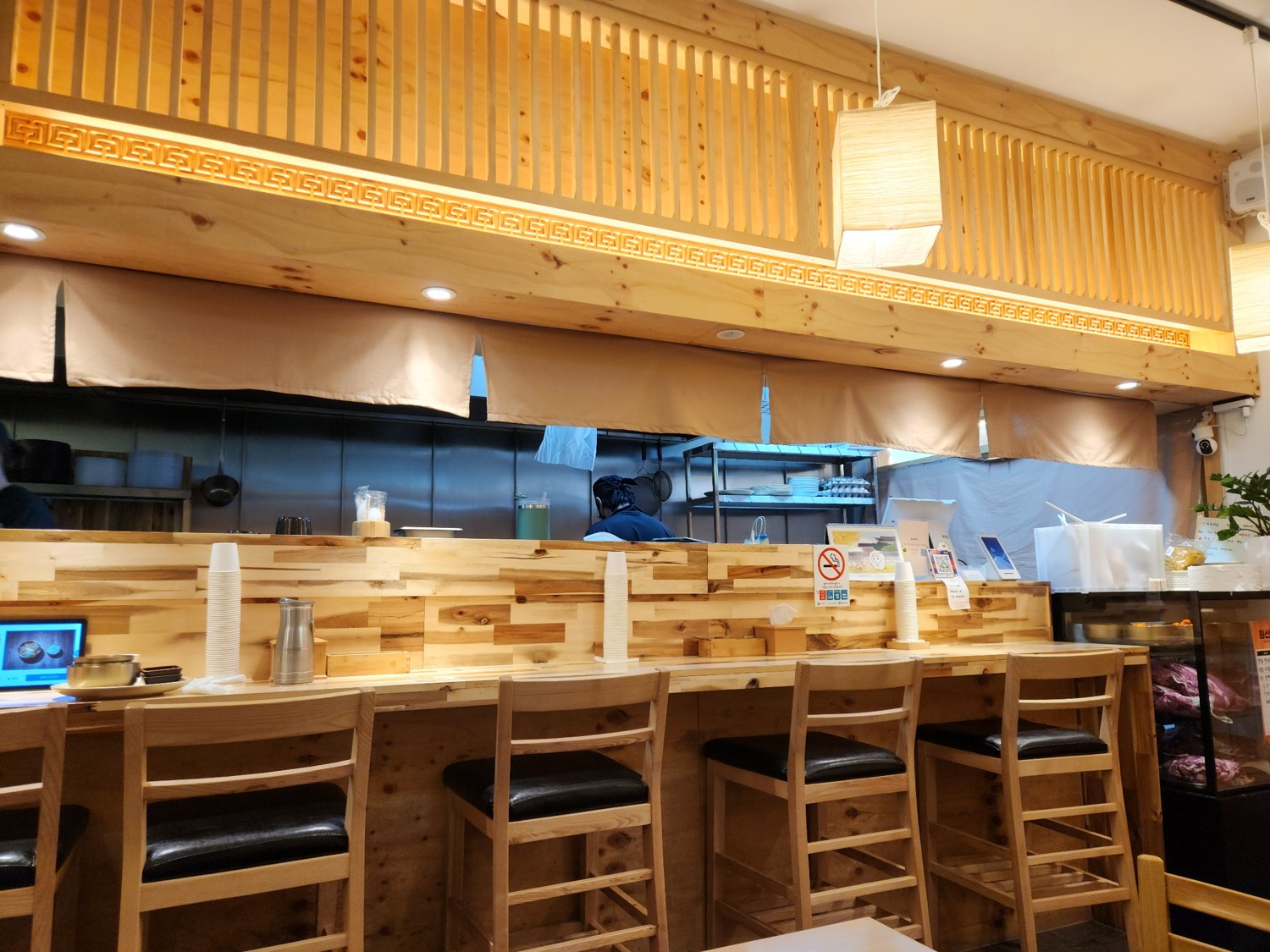 주방 내부가 보이는 식당 안의 모습