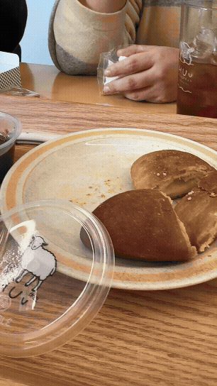 분당 미금역 카페 휴유에서 푸딩을 미니 스푼으로 떠먹는 gif