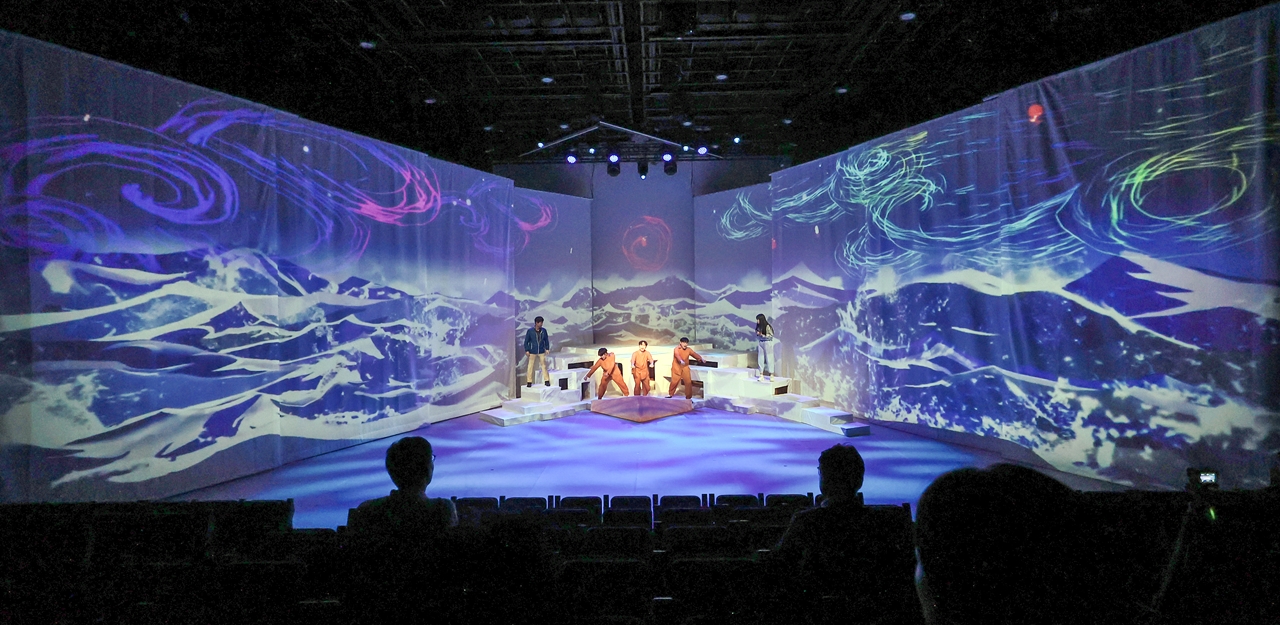 공연과 디지털 기술의 결합으로 살펴보는 무대 예술의 확장과 새로운 관람 경험