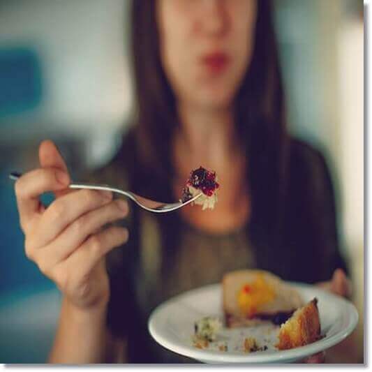 모로 오렌지 다이어트 효과, 음식과 함께 모로 오렌지 먹는 여성