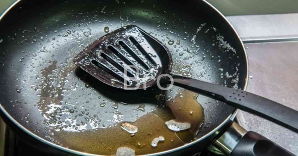 기름때가 잔뜩 긴 후라이팬
