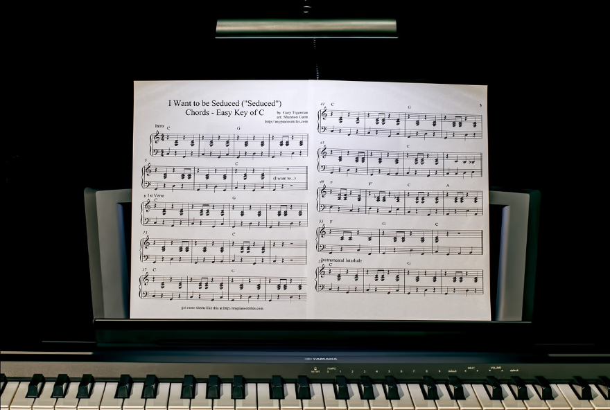 음악학원 등록비관련 피아노와 악보