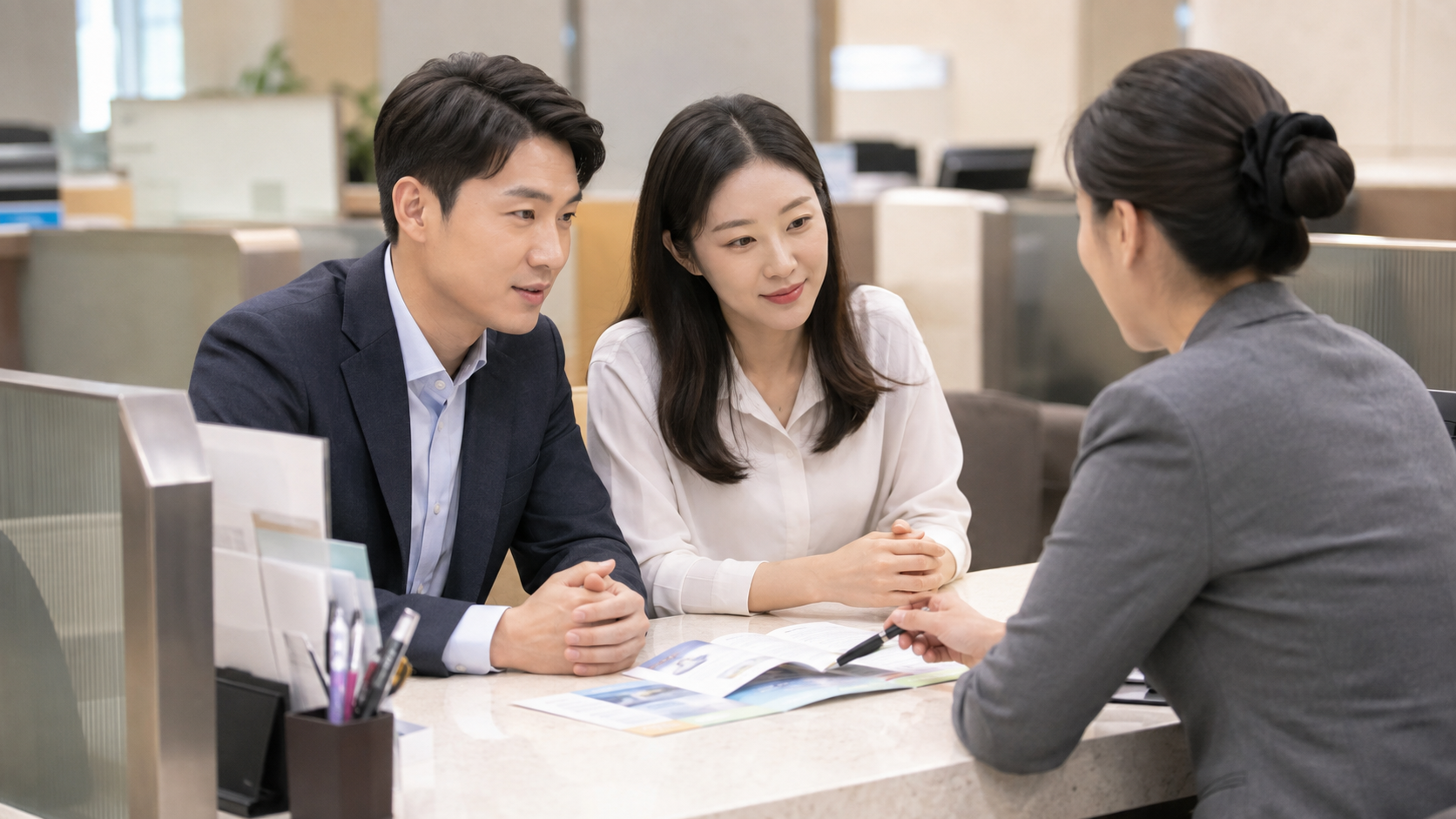 은행 창구에서 상담받는 부부