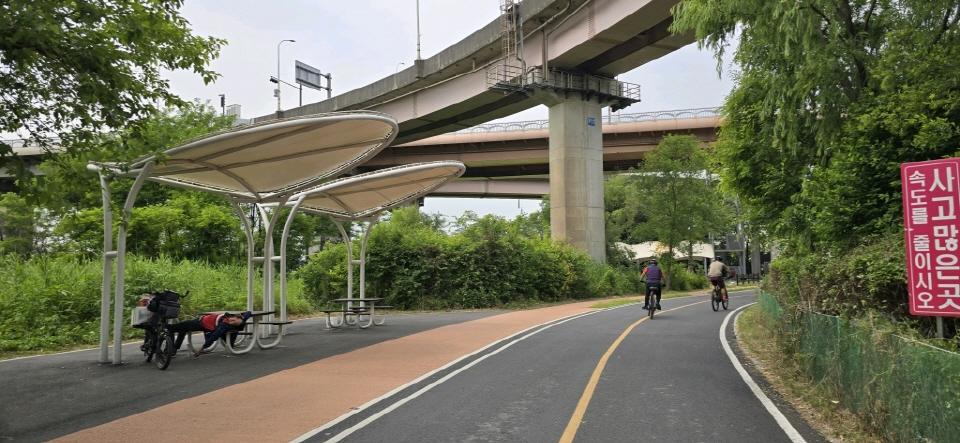 서울의 다채로운 명소와 자연 경관을 감상