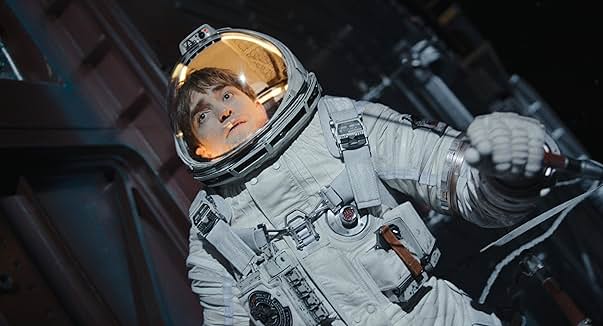 영화 미키 17 완벽 분석 - 단순 SF가 아닌 인간 정체성에 대한 깊은 탐구