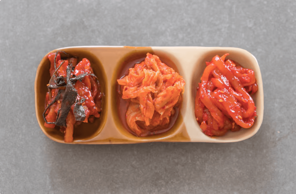 김치와 다른 반찬들을 담아놓은 모습