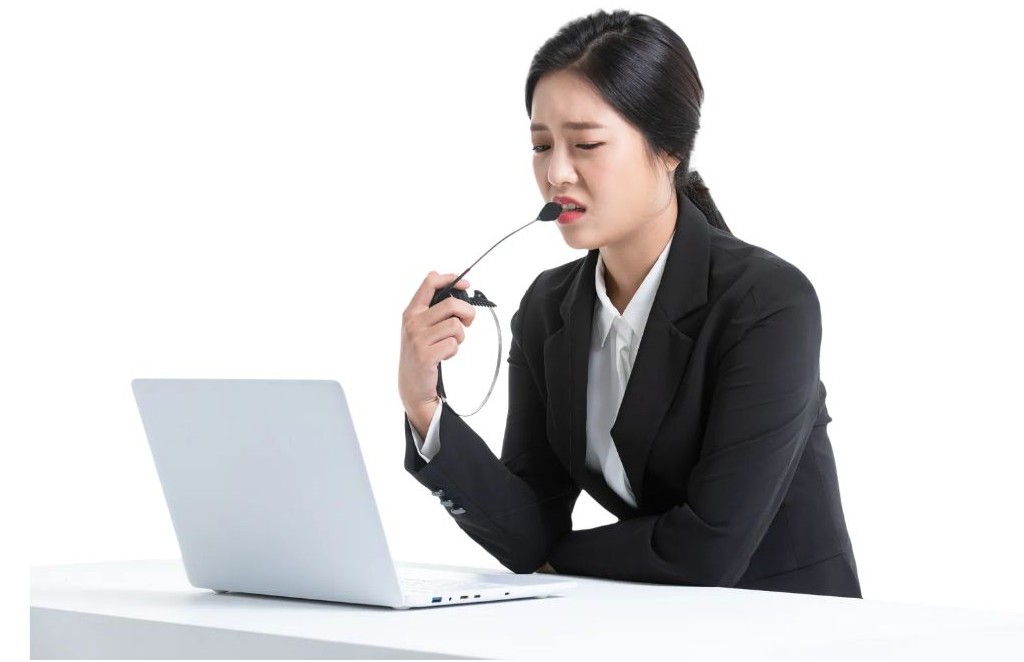 짜증이 난 여자 이미지