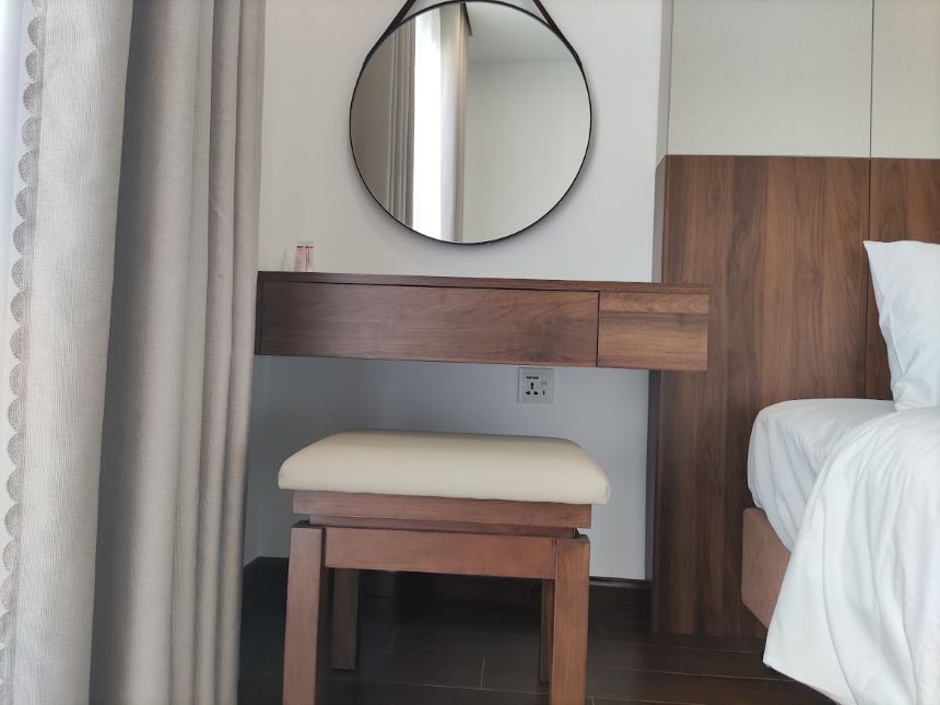 다낭 젠 로터스 호텔 객실 화장대 겸 책상 아래 숨겨진 콘센트 위치